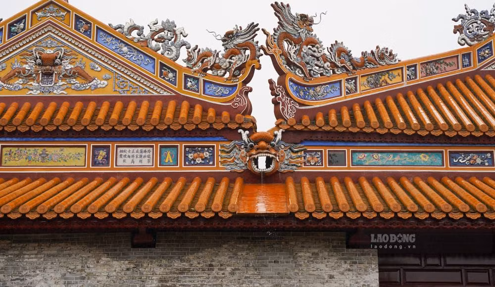 Suốt quá trình hình thành và phát triển, triều Nguyễn đã để lại một hệ thống trang trí mái độc đáo trên các công trình kiến trúc cung đình tại Huế, tạo nên những tác phẩm nghệ thuật tinh xảo nhờ vào sự sáng tạo trong việc sử dụng hoa văn và hình tượng.