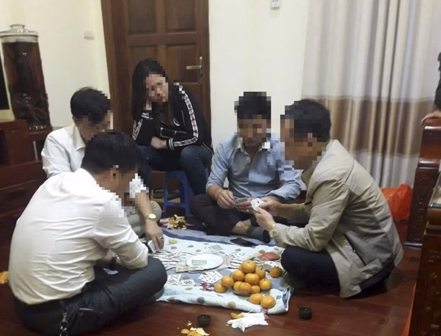 Hình ảnh được chia sẻ trên mạng xã hội nêu nghi vấn nhiều lãnh đạo xã Long Châu đánh bài ăn tiền. Ảnh: MXH.