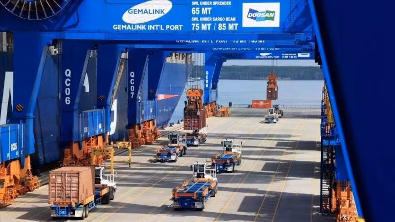 Xe đầu kéo chở hàng xuất nhập khẩu hoạt động trên cảng quốc tế Gemalink. (Ảnh minh họa: TTXVN)
