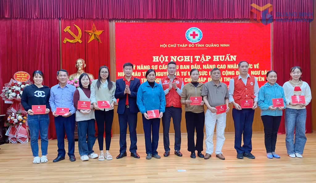 Lãnh đạo Hội CTĐ tỉnh, Hội CTĐ TX Quảng Yên trao giấy chứng nhận cho các tình nguyện viên, ngư dân hoàn thành lớp tập huấn kỹ năng sơ cấp cứu ban đầu, tháng 3/2025.
