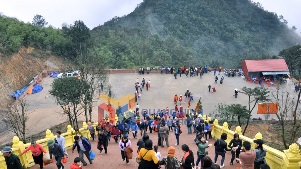 Ngày khai hội xuân Ngoạ Vân thu hút đông đảo du khách về tham quan, chiêm bái, lễ phật (2-2018). Ảnh: Phan Hằng
