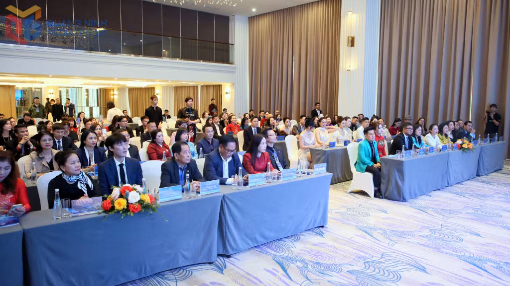 Các đại biểu Trung ương, tỉnh Quảng Ninh và đại diện các cơ quan báo chí tham dự buổi họp báo.