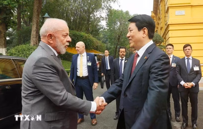 Chủ tịch nước Lương Cường đón Tổng thống Brazil Luiz Inácio Lula da Silva. (Ảnh: Lâm Khánh/TTXVN)
