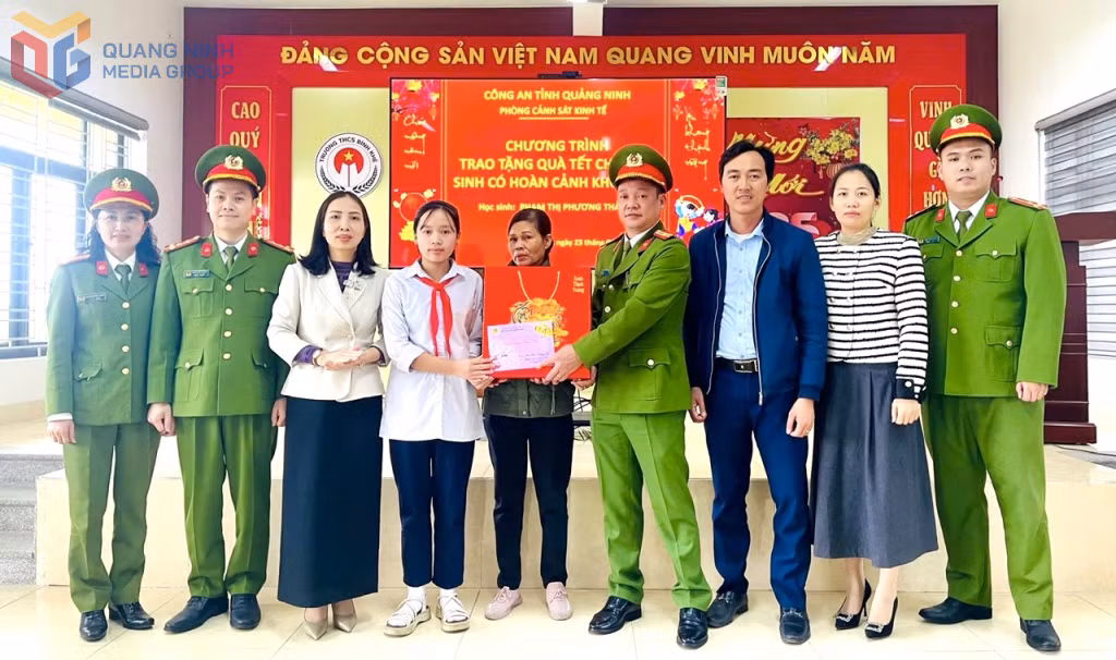Phòng Cảnh sát kinh tế (Công an tỉnh) tặng quà nhân dịp Tết Nguyên đán Ất Tỵ 2025 cho cháu Phạm Thu Thảo, lớp 8 Trường THCS Bình Khê (TP Đông Triều).
