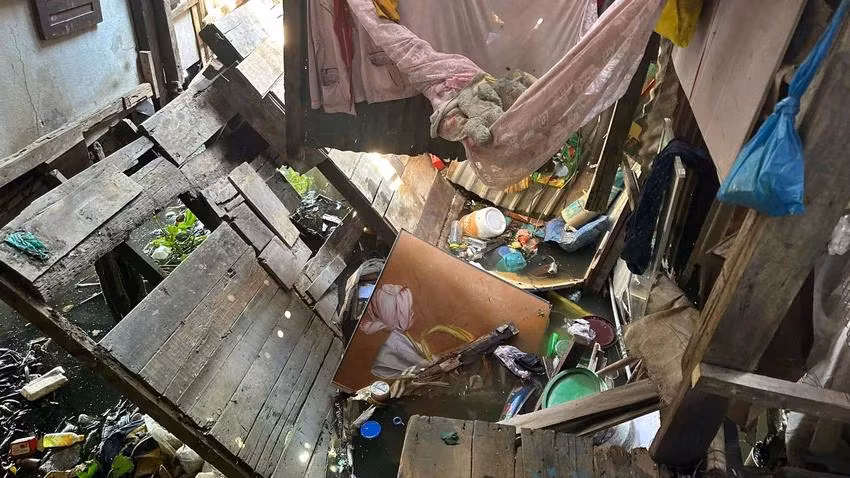 Ngôi nhà bị sập là nhà tạm, có cột gỗ. Ảnh: HT
