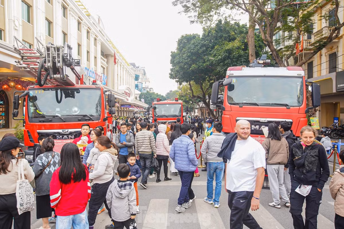 Trưng bày trang bị kỹ thuật, vũ khí, khí tài nhằm biểu dương sức mạnh của lực lượng Công an nhân dân.