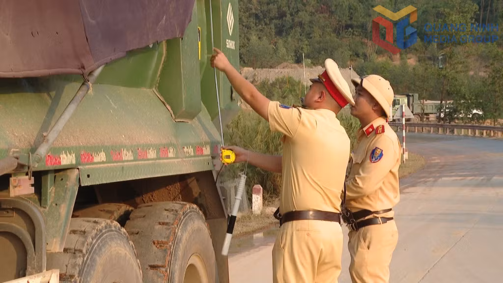 Lực lượng CSGT kiểm tra độ cao thành thùng đối với phương tiện vận tải lưu thông trên địa bàn TP Đông Triều.