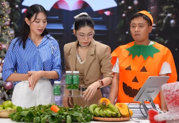 Quang Linh Vlogs nhiều lần gây tranh cãi khi livestream bán hàng.