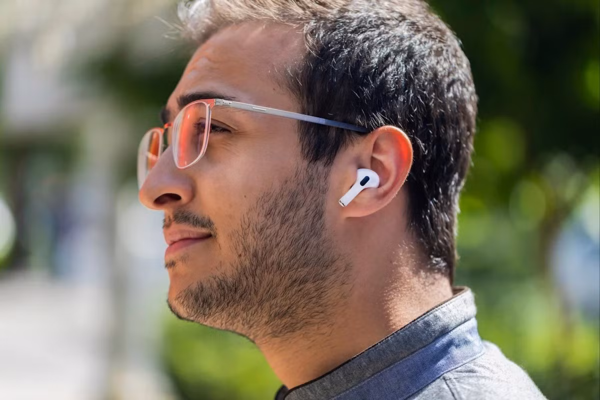 Tai nghe không dây AirPods sẽ bổ sung tính năng mới qua cập nhật phần mềm. Ảnh: Shutterstock