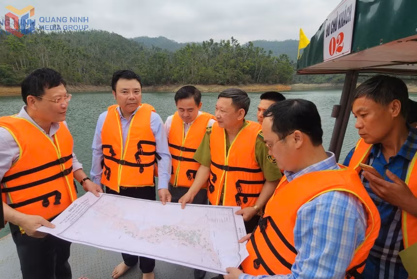 Đồng chí Nghiêm Xuân Cường, Phó Chủ tịch UBND tỉnh kiểm tra, khảo sát tình hình quản lý lòng hồ Yên Lập và rừng phòng hộ hồ Yên Lập.