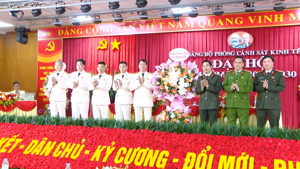 Đại tá Trần Văn Phúc – Bí thư Đảng ủy, Giám đốc Công an tỉnh tặng hoa chúc mừng Đại hội.