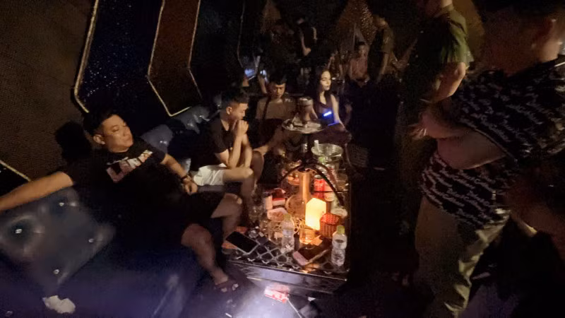 Nhóm khách hàng có mặt vào thời điểm Công an phường Bình Hòa kiểm tra quán bar.