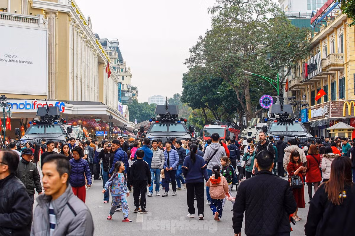 Khu trưng bày kỹ thuật, vũ khí, khí tài sẽ kéo dài đến hết ngày 9/3.
