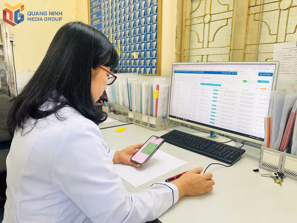 Cán bộ Trạm Y tế phường Hồng Hải (TP Hạ Long) rà soát dữ liệu tiêm chủng của trẻ từ 6 tháng đến dưới 10 tuổi trên phần mềm.