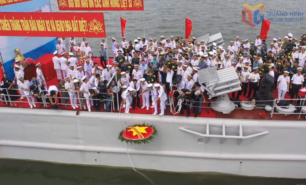 Cán bộ, chiến sĩ bộ đội hải quân dâng hương và thả hoa tưởng nhớ chiến sĩ và nhân dân đã hy sinh trong Chiến thắng trận đầu tại Quảng Ninh.