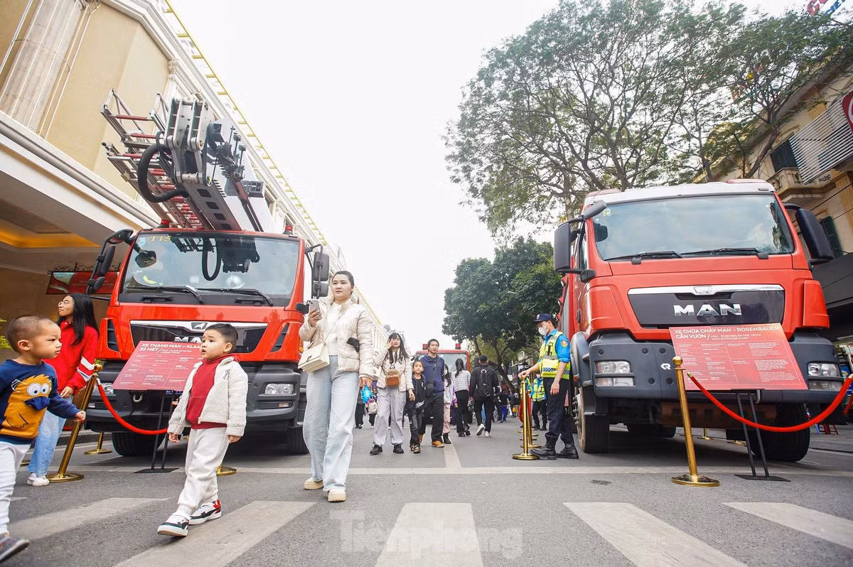 Dàn xe chữa cháy được trưng bày tại khu vực phố đi bộ hồ Hoàn Kiếm.