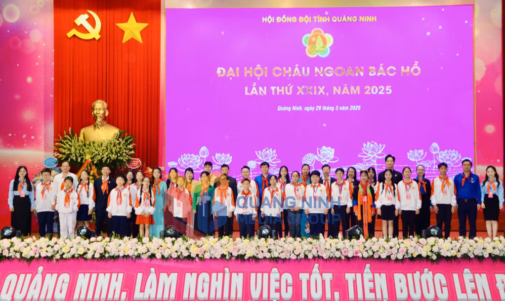 Đại hội cháu ngoan Bác Hồ tỉnh Quảng Ninh lần thứ XXIX - Các đồng chí lãnh đạo tỉnh Quảng Ninh, Trung ương Đoàn tặng bằng khen tuyên dương Cháu ngoan Bác Hồ đối với 162 đội viên thiếu niên, nhi đồng là những tấm gương sáng trong học tập, rèn luyện, vượt khó vươn lên (3-2025). Ảnh: Hoàng Nga