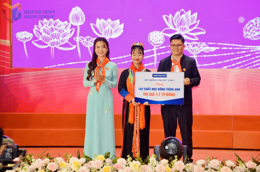 Đại diện Hệ thống Anh ngữ Ames trao tặng các suất học bổng trị giá gần 1,7 tỷ đồng cho 162 Cháu ngoan Bác Hồ của tỉnh.