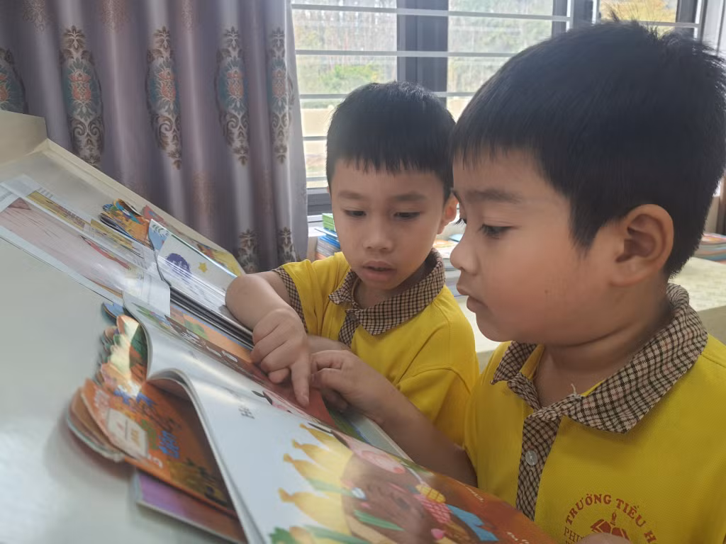 Học sinh lớp 1a1, Trường tiểu học Phương Đông A chủ động tìm sách để đọc.