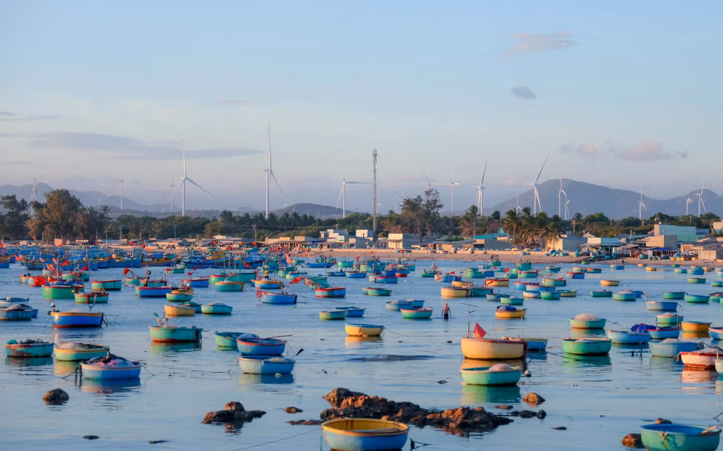 Mũi La Gàn là một dải đất ven biển dài hơn 2.000m, với những mũi đá nhô ra biển tạo thành hình vòng cung. Khu vực này không chỉ là nơi ở của cư dân địa phương mà còn là điểm tránh bão của tàu thuyền trong vùng. Ảnh: Lữ Duy Tường