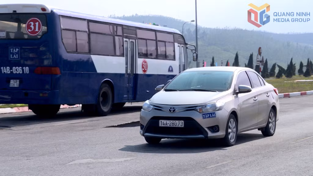 Cùng với bồi dưỡng lý thuyết chuyên sâu về vận tải đường bộ, các học viên tham gia bồi dưỡng nghiệp vụ vận tải còn được hưỡng dẫn kỹ năng xử lý các tình huống có thể phát sinh trên đường, bảo đảm an toàn cho hành khách và hàng hóa.