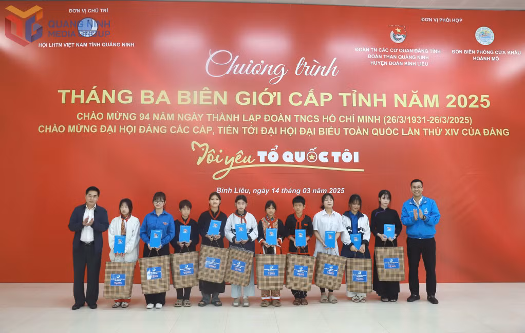 Tỉnh đoàn trao tặng 10 suất quà cho học sinh vươn lên trong học tập.