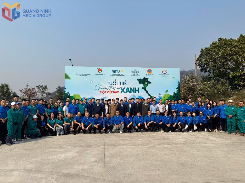 Lãnh đạo UBND tỉnh chụp ảnh lưu niệm cùng đoàn viên, thanh niên.