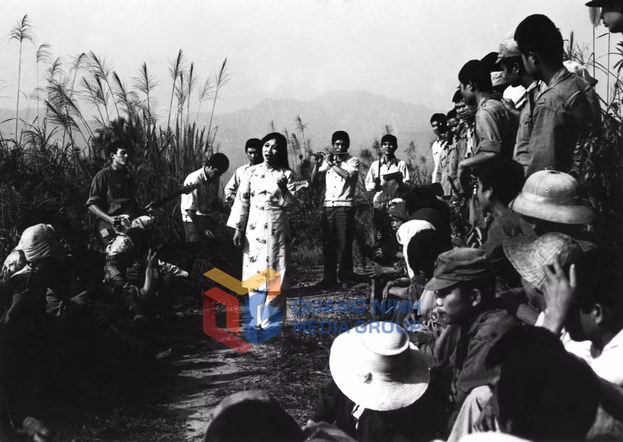 Nghệ sĩ Vùng mỏ Kim Oanh và đội văn công xung kích của Công ty Than Hòn Gai biểu diễn phục vụ bộ đội đang làm nhiệm vụ bảo vệ biên giới. Ảnh: Đoàn Đạt