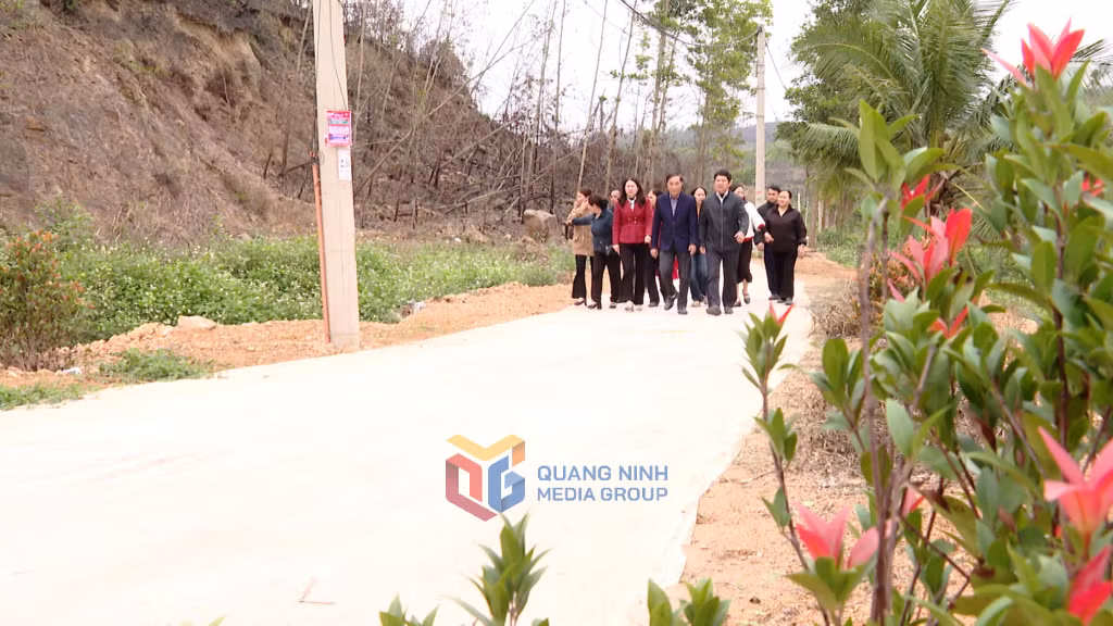 Người dân tổ 1, khu 6, phường Việt Hưng phấn khởi khi có tuyến đường mới.