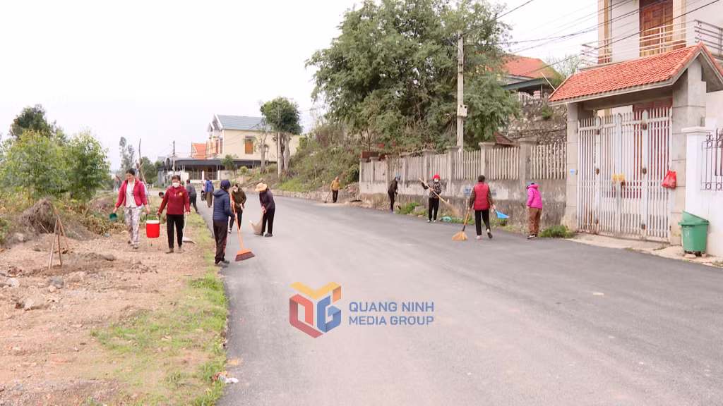 Người dân tổ 1, khu 1, phường Đại Yên vệ sinh môi trường tại tuyến đường mới hoàn thiện.
