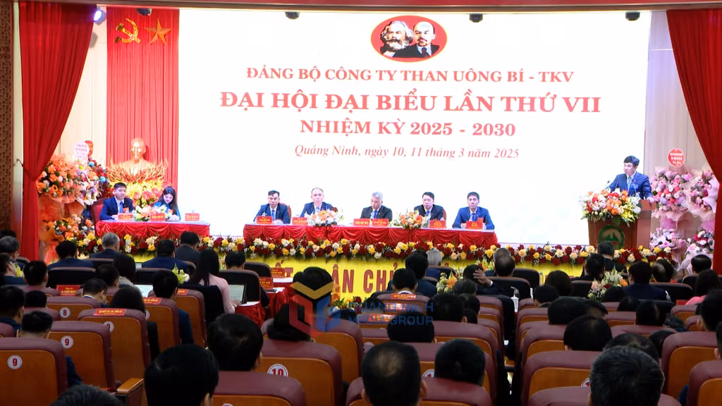  Đồng chí Ngô Hoàng Ngân, Bí thư Đảng ủy, Chủ tịch HĐTV Tập đoàn TKV phát biểu chỉ đạo tại Đại hội. 