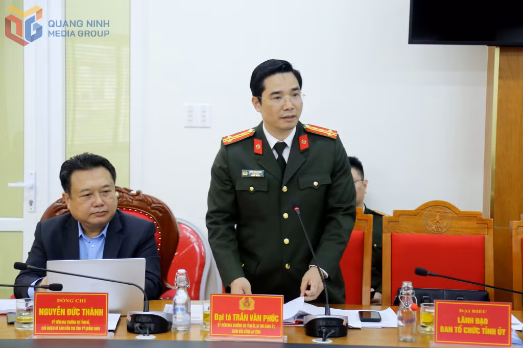 Đồng chí Trần Văn Phúc, Giám đốc Công an tỉnh, báo cáo tại hội nghị.