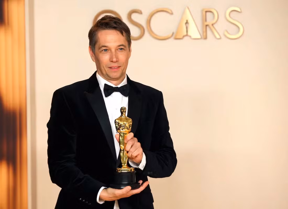 Đạo diễn Sean Baker lần thứ 3 lên nhận tượng vàng trong một đêm - Ảnh: Reuters