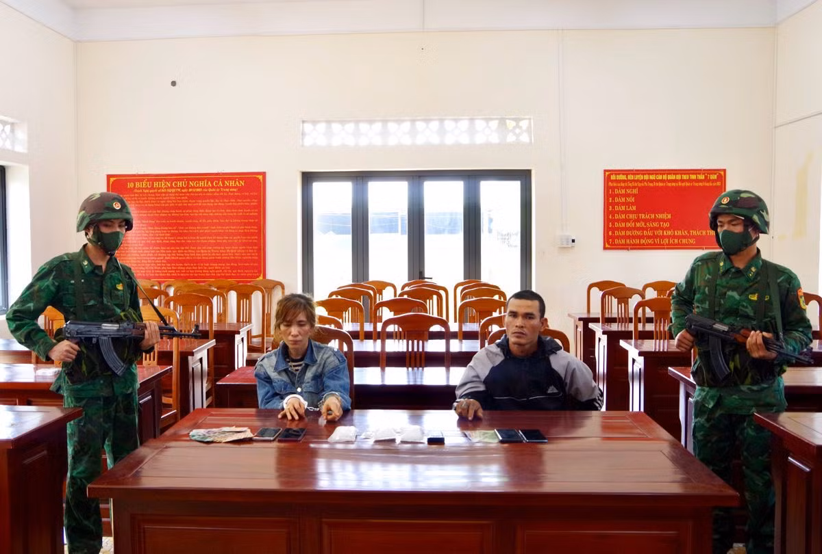 Liên, Hồ bị bắt giữ cùng số ma túy tang vật. Ảnh: Trung Thành