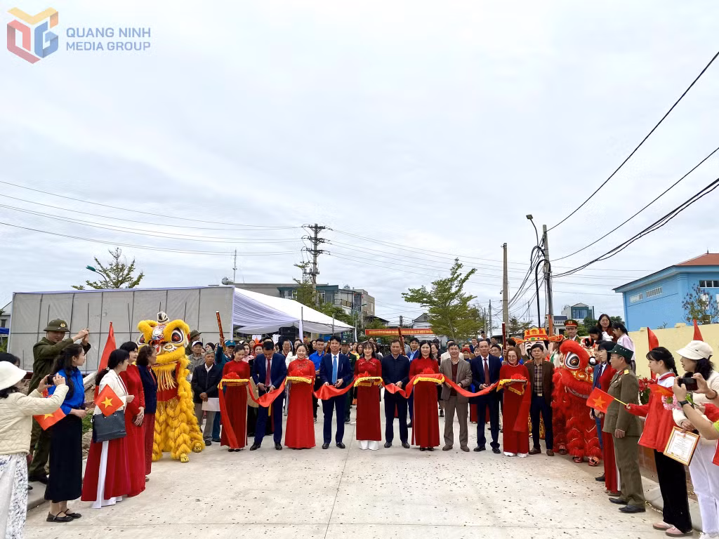 Các đại biểu cắt băng khánh thành tuyến đường tổ 17 (khu phố 3, phường Tuần Châu).