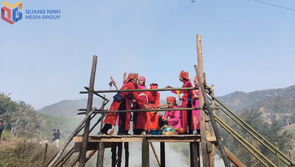 Các bà Then thực hành nghi lễ trên lầu.