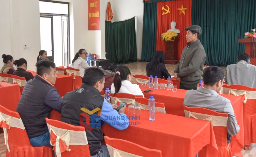 Người dân thôn 2 (xã Hiệp Hòa, TX Quảng Yên) thảo luận dân chủ về xây dựng NTM, đô thị văn minh tại địa phương.