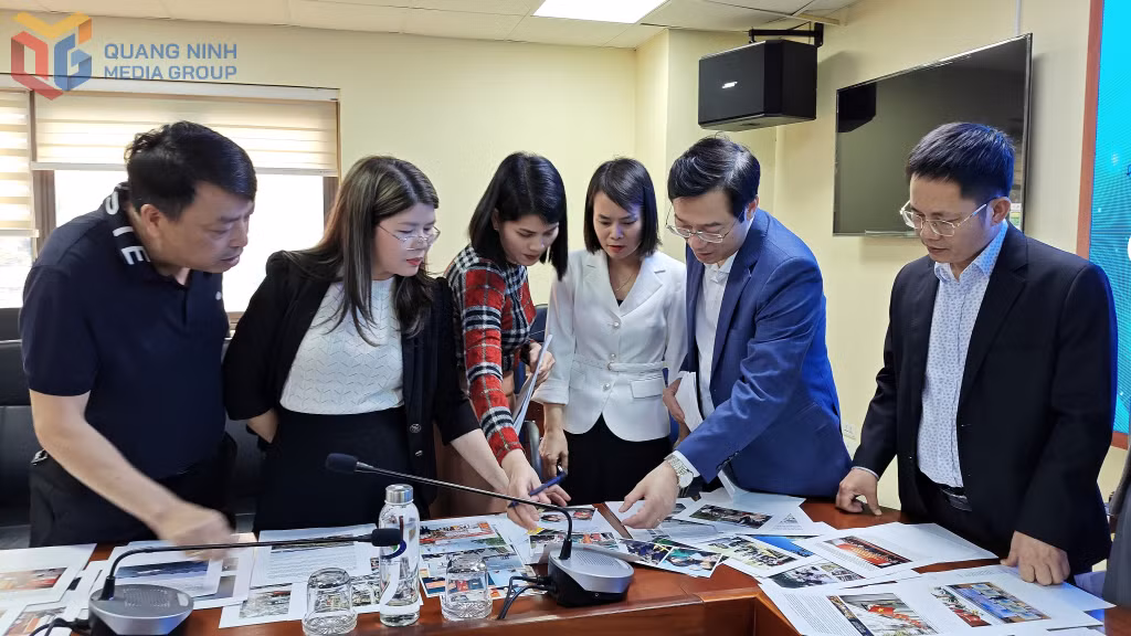 Các thành viên Hội đồng xét Giải Báo chí tỉnh Quảng Ninh năm 2024 đánh giá các tác phẩm ảnh báo chí.