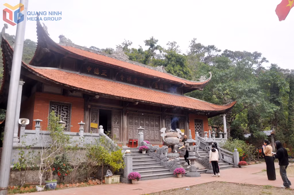 Du khách vãng cảnh, dâng hương tại chùa Lôi Âm (TP Hạ Long).