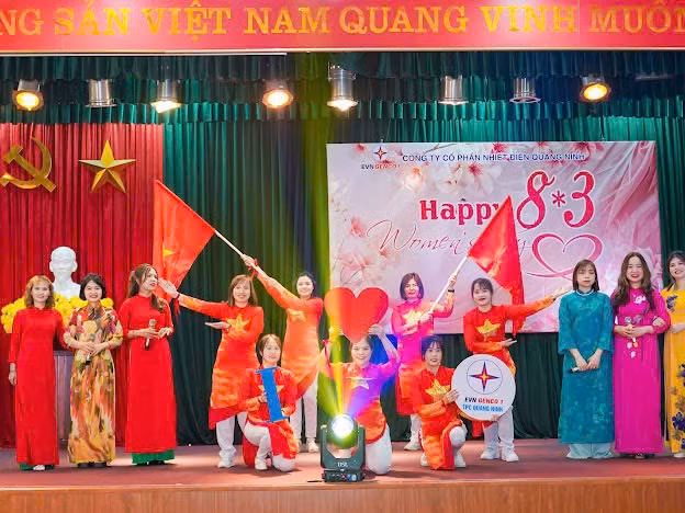 Các tiết mục văn nghệ do nữ công các đơn vị biểu diễn