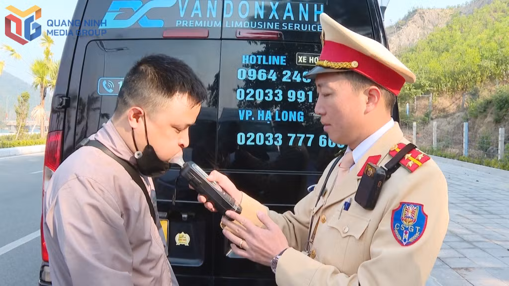Công an huyện Vân Đồn kiểm tra nồng độ cồn đối với lái xe khách lưu thông qua địa bàn. Ảnh: Nguyễn Duy