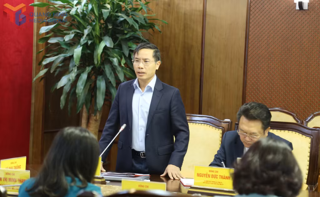 Đồng chí Phạm Đức Ấn, Phó Bí thư Tỉnh ủy, Chủ tịch UBND tỉnh, phát biểu tại hội nghị. 