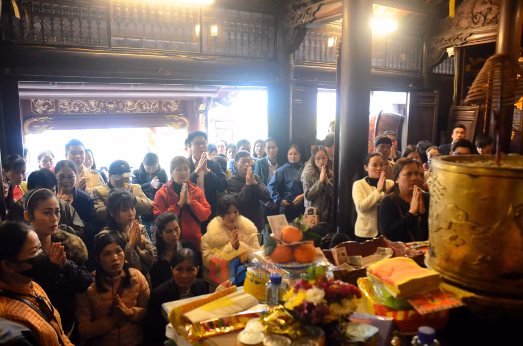 Đông đảo người dân và du khách đến tham quan, chiêm bái tại lễ hội năm nay.