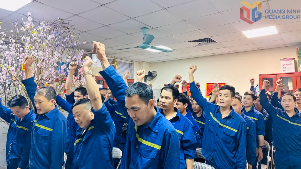 Thợ lò Núi Béo hô khẩu lệnh an toàn trong giờ giao ca.