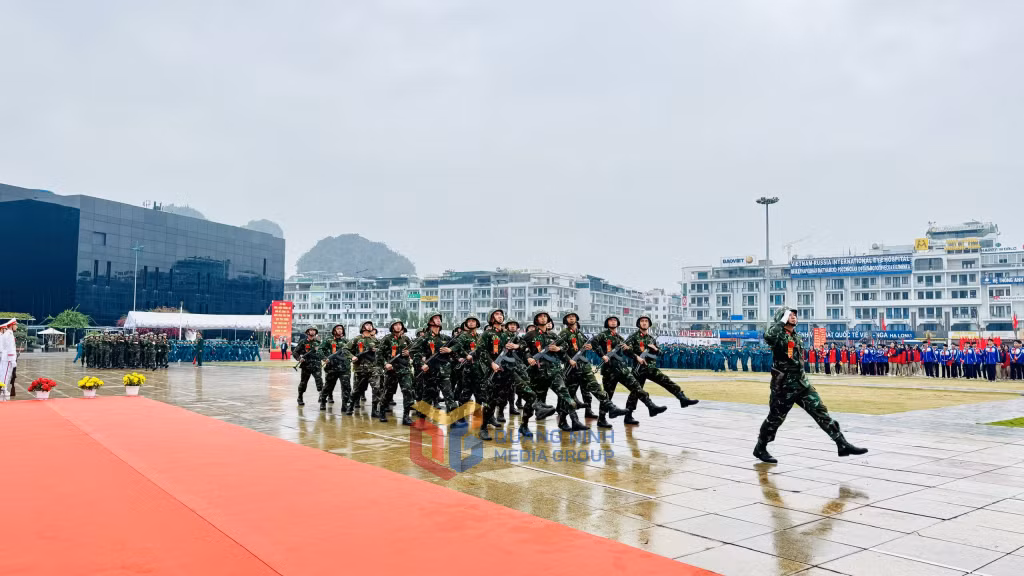 Lực lượng vũ trang diễu binh tại Lễ ra quân huấn luyện.