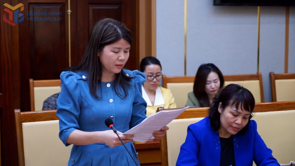 Các đại biểu tham góp ý kiến tại cuộc họp.
