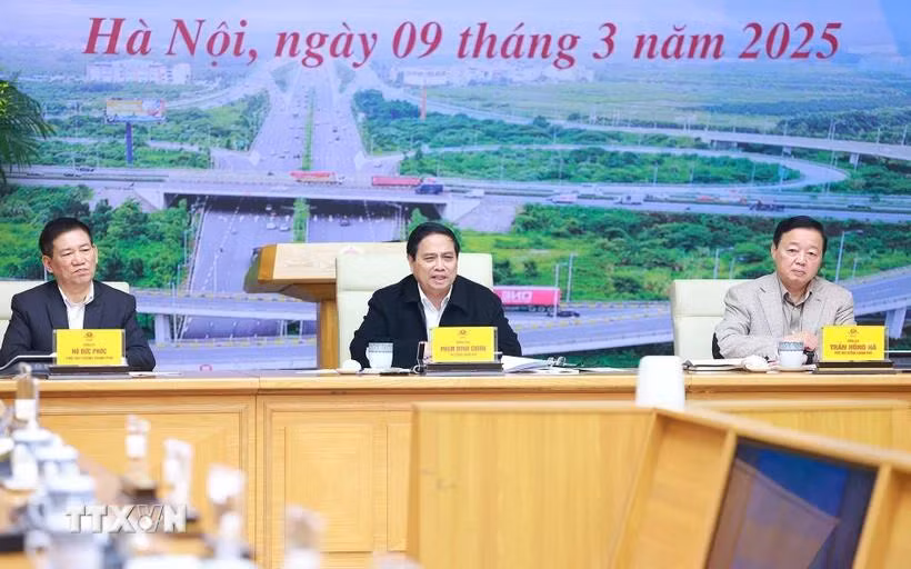 Thủ tướng Phạm Minh Chính chủ trì Phiên họp thứ 16 Ban Chỉ đạo các công trình trọng điểm ngành giao thông. (Ảnh: Dương Giang/TTXVN)