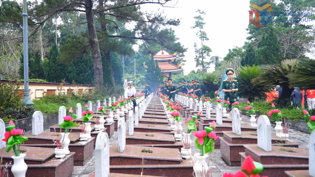 Đoàn đến thắp hương cho các phần mộ liệt sỹ tỉnh Quảng Ninh tại Nghĩa trang Liệt sỹ quốc gia Trường Sơn.