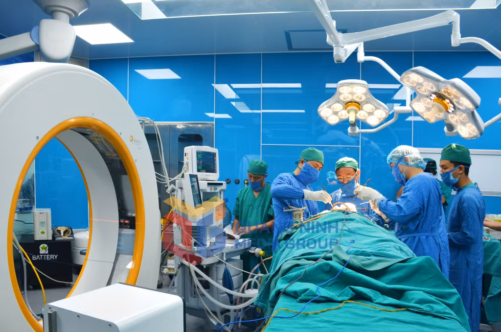 Phòng mổ thông minh tại Bệnh viện Bãi Cháy (3-2025). Ảnh: Nguyễn Hoa
