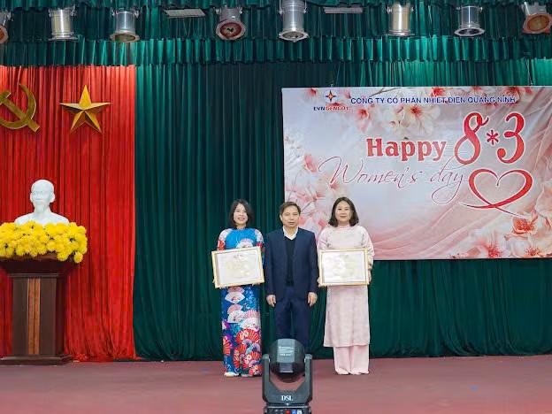 Lãnh đạo Công ty trao Giấy khen cho các nữ công tiêu biểu xuất sắc